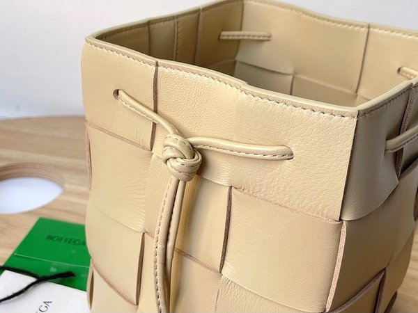 보테가베네타 스몰 카세트 크로스바디 버킷백 [매장가 197만원대]