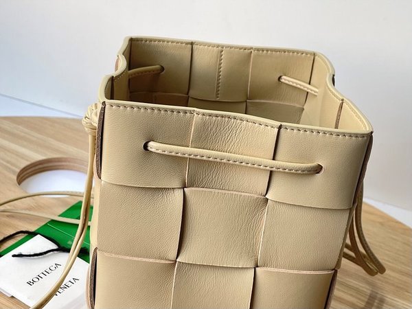 보테가베네타 스몰 카세트 크로스바디 버킷백 [매장가 197만원대]