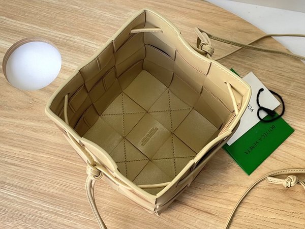 보테가베네타 스몰 카세트 크로스바디 버킷백 [매장가 197만원대]