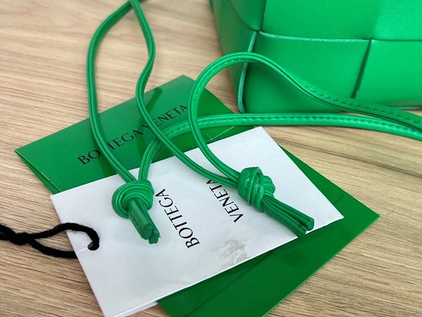 보테가베네타 스몰 카세트 크로스바디 버킷백 [매장가 197만원대]