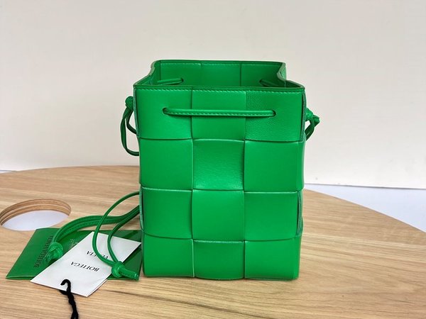 보테가베네타 스몰 카세트 크로스바디 버킷백 [매장가 197만원대]