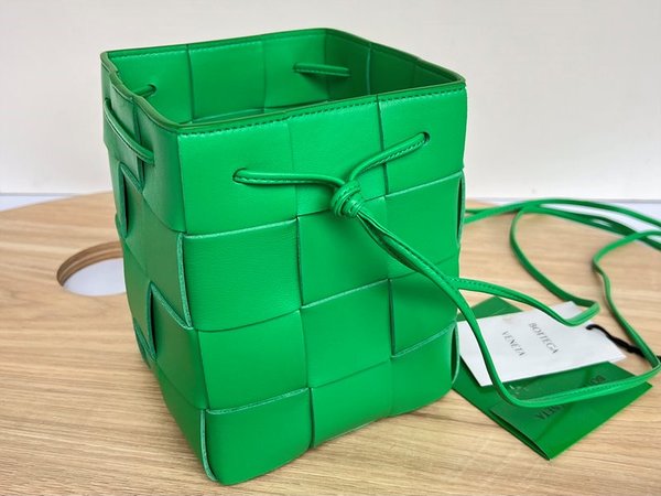 보테가베네타 스몰 카세트 크로스바디 버킷백 [매장가 197만원대]