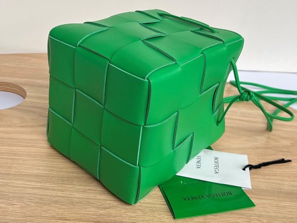 보테가베네타 스몰 카세트 크로스바디 버킷백 [매장가 197만원대]