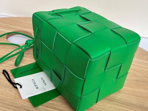 보테가베네타 스몰 카세트 크로스바디 버킷백 [매장가 197만원대]