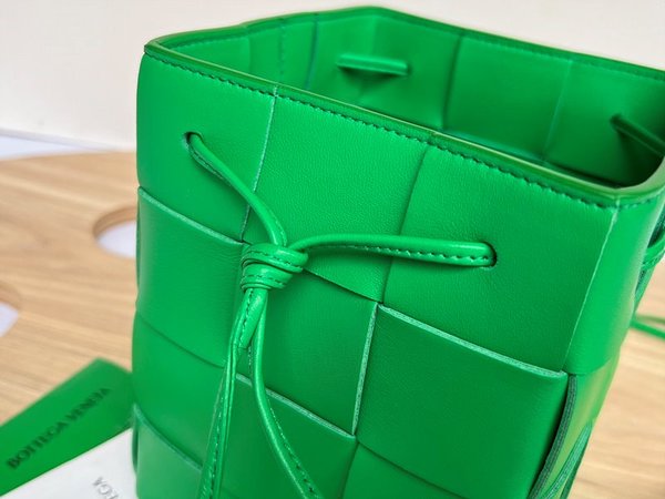 보테가베네타 스몰 카세트 크로스바디 버킷백 [매장가 197만원대]