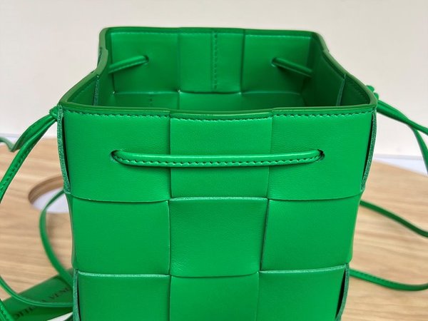 보테가베네타 스몰 카세트 크로스바디 버킷백 [매장가 197만원대]