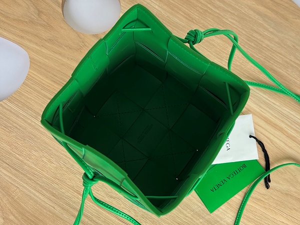 보테가베네타 스몰 카세트 크로스바디 버킷백 [매장가 197만원대]