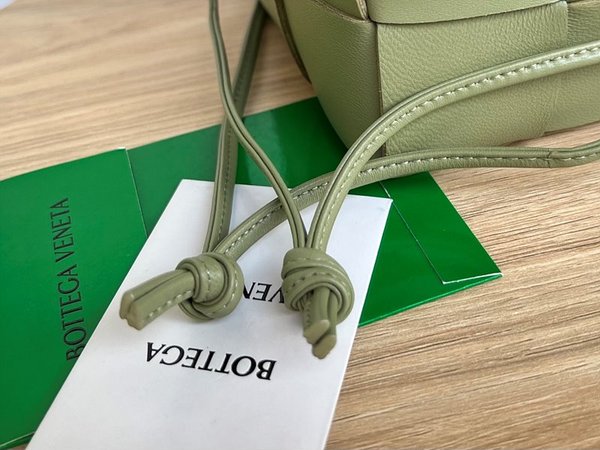 보테가베네타 스몰 카세트 크로스바디 버킷백 [매장가 197만원대]