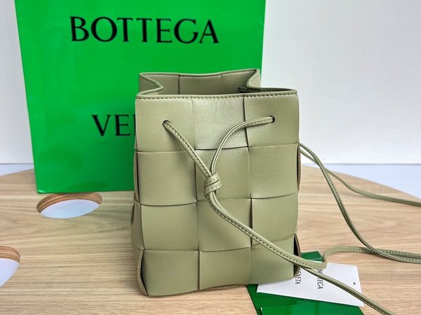 보테가베네타 스몰 카세트 크로스바디 버킷백 [매장가 197만원대]