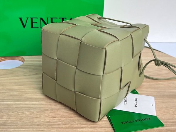 보테가베네타 스몰 카세트 크로스바디 버킷백 [매장가 197만원대]