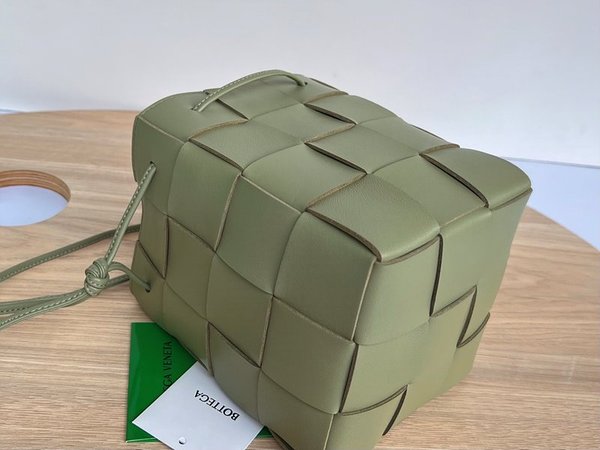 보테가베네타 스몰 카세트 크로스바디 버킷백 [매장가 197만원대]