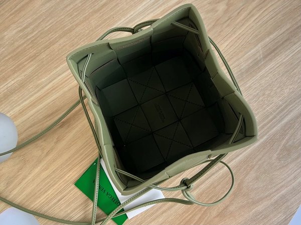 보테가베네타 스몰 카세트 크로스바디 버킷백 [매장가 197만원대]