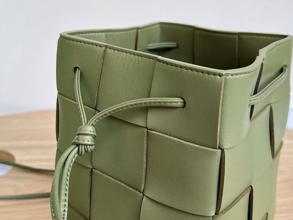 보테가베네타 스몰 카세트 크로스바디 버킷백 [매장가 197만원대]