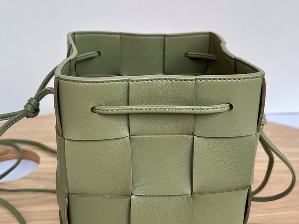 보테가베네타 스몰 카세트 크로스바디 버킷백 [매장가 197만원대]