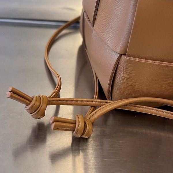 보테가베네타 스몰 카세트 크로스바디 버킷백 [매장가 197만원대]