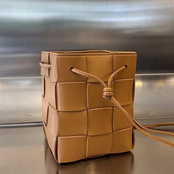 보테가베네타 스몰 카세트 크로스바디 버킷백 [매장가 197만원대]