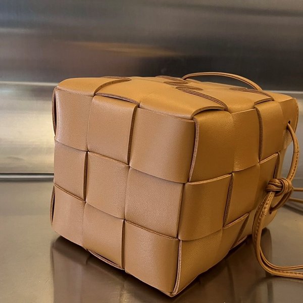 보테가베네타 스몰 카세트 크로스바디 버킷백 [매장가 197만원대]