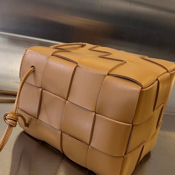 보테가베네타 스몰 카세트 크로스바디 버킷백 [매장가 197만원대]