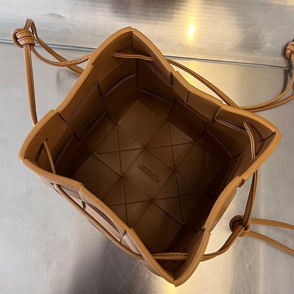 보테가베네타 스몰 카세트 크로스바디 버킷백 [매장가 197만원대]