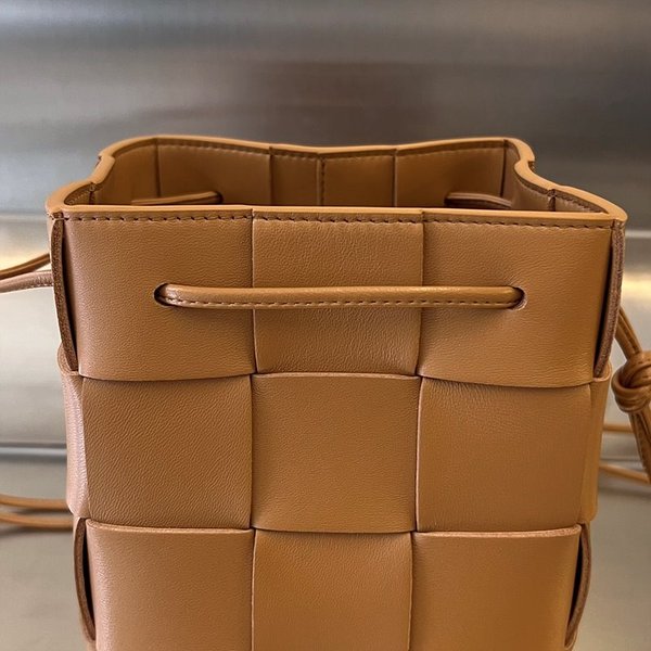 보테가베네타 스몰 카세트 크로스바디 버킷백 [매장가 197만원대]