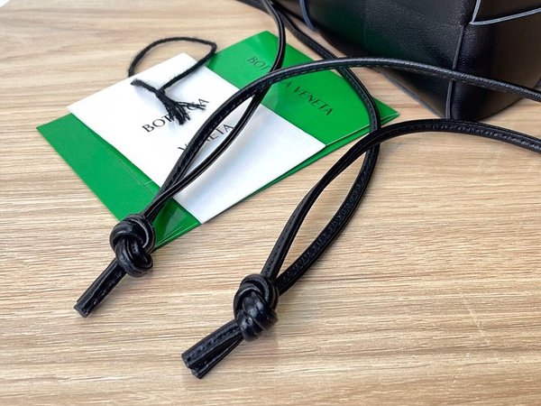 보테가베네타 스몰 카세트 크로스바디 버킷백 [매장가 197만원대]