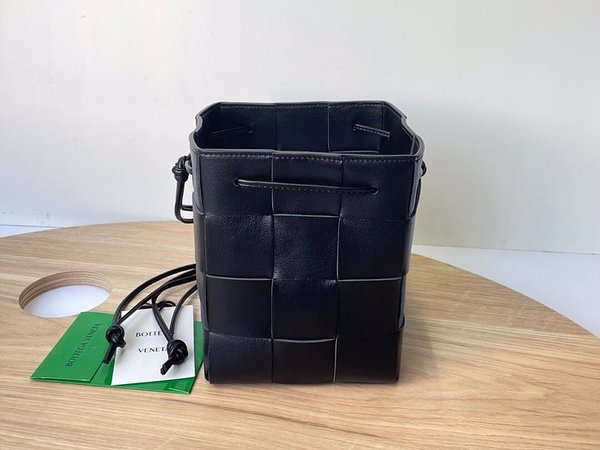 보테가베네타 스몰 카세트 크로스바디 버킷백 [매장가 197만원대]