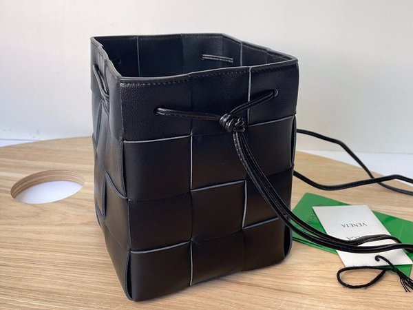 보테가베네타 스몰 카세트 크로스바디 버킷백 [매장가 197만원대]