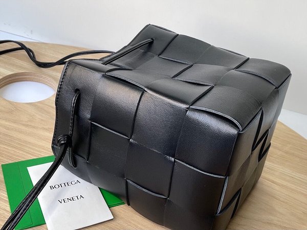 보테가베네타 스몰 카세트 크로스바디 버킷백 [매장가 197만원대]