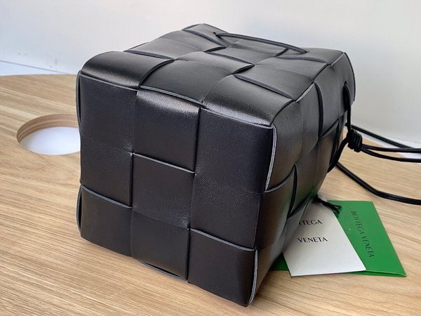 보테가베네타 스몰 카세트 크로스바디 버킷백 [매장가 197만원대]