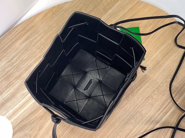 보테가베네타 스몰 카세트 크로스바디 버킷백 [매장가 197만원대]