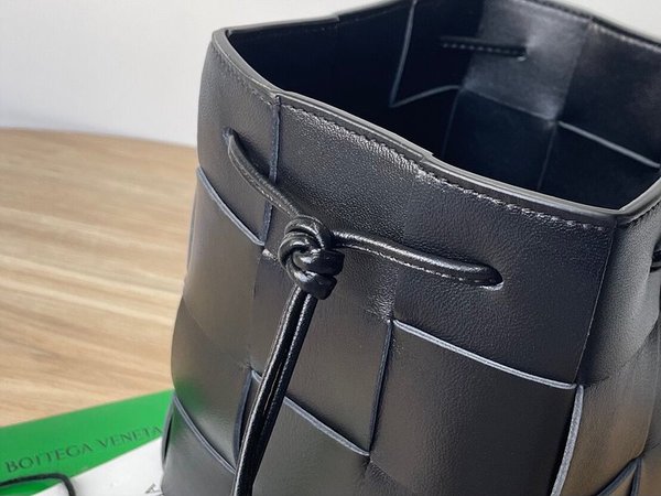 보테가베네타 스몰 카세트 크로스바디 버킷백 [매장가 197만원대]