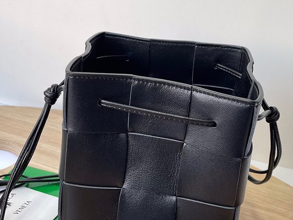 보테가베네타 스몰 카세트 크로스바디 버킷백 [매장가 197만원대]