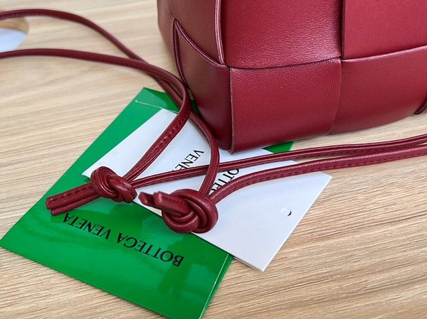 보테가베네타 스몰 카세트 크로스바디 버킷백 [매장가 197만원대]