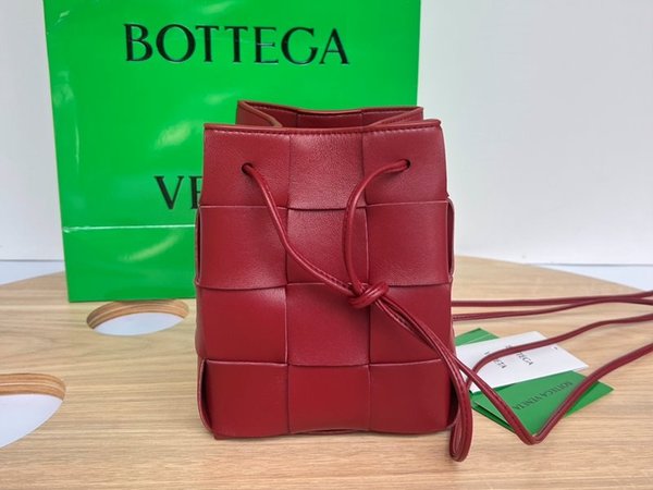 보테가베네타 스몰 카세트 크로스바디 버킷백 [매장가 197만원대]