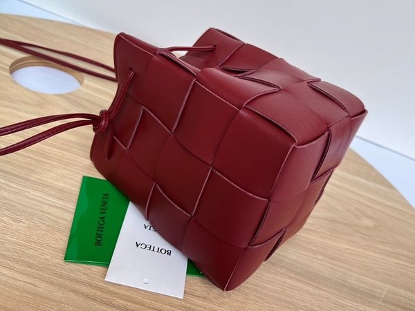 보테가베네타 스몰 카세트 크로스바디 버킷백 [매장가 197만원대]