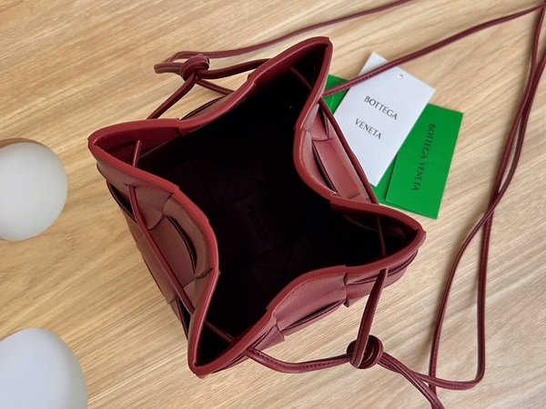 보테가베네타 스몰 카세트 크로스바디 버킷백 [매장가 197만원대]