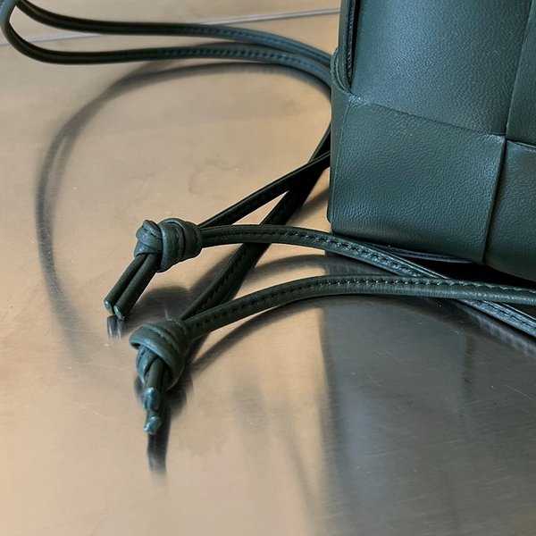 보테가베네타 스몰 카세트 크로스바디 버킷백 [매장가 197만원대]