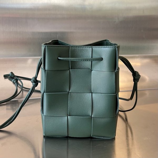 보테가베네타 스몰 카세트 크로스바디 버킷백 [매장가 197만원대]