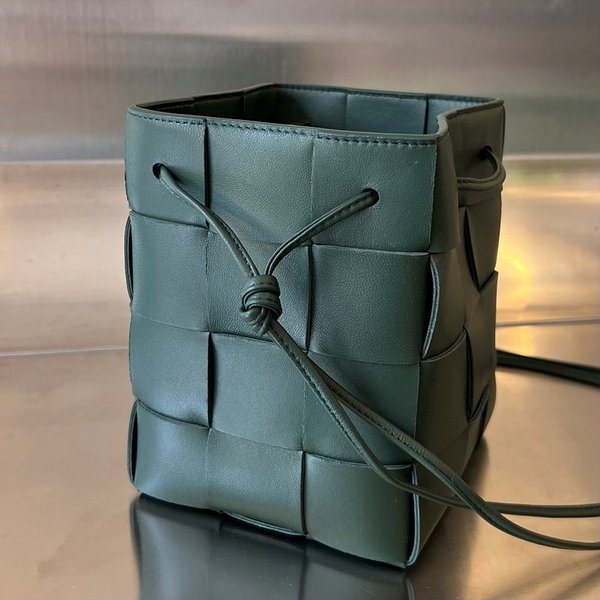 보테가베네타 스몰 카세트 크로스바디 버킷백 [매장가 197만원대]