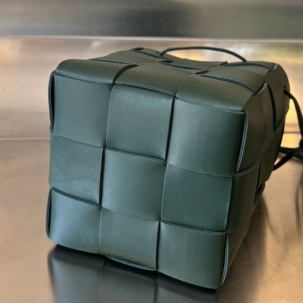 보테가베네타 스몰 카세트 크로스바디 버킷백 [매장가 197만원대]