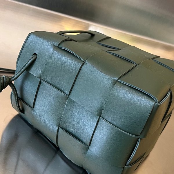 보테가베네타 스몰 카세트 크로스바디 버킷백 [매장가 197만원대]