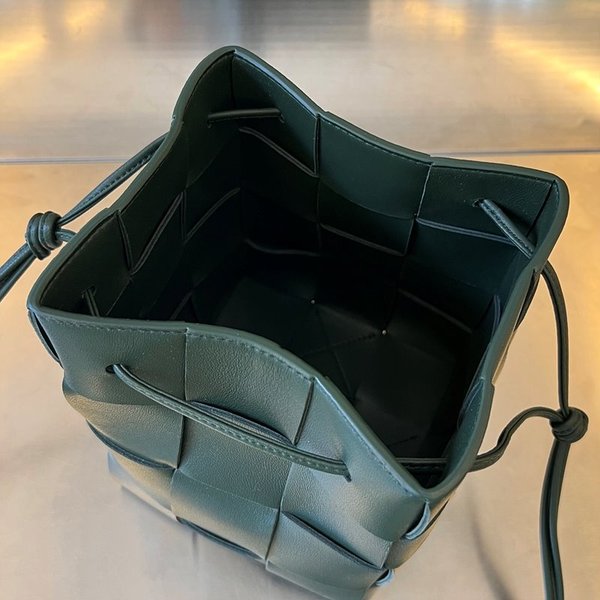 보테가베네타 스몰 카세트 크로스바디 버킷백 [매장가 197만원대]