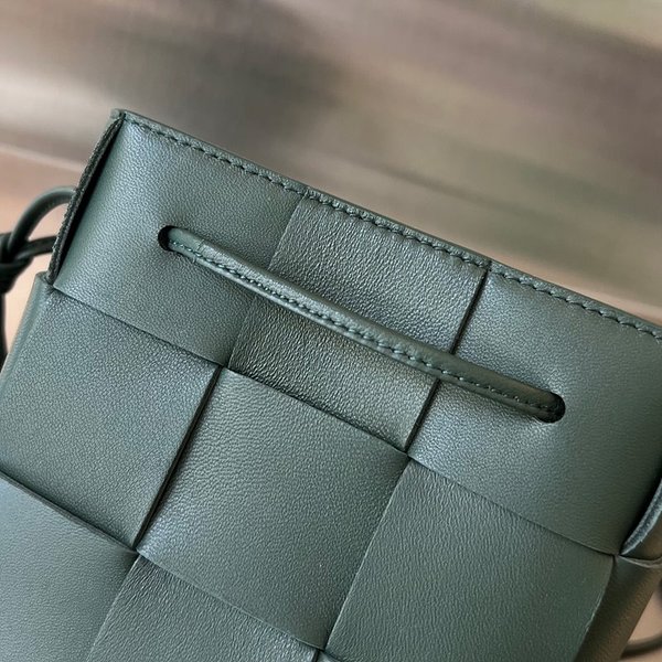 보테가베네타 스몰 카세트 크로스바디 버킷백 [매장가 197만원대]