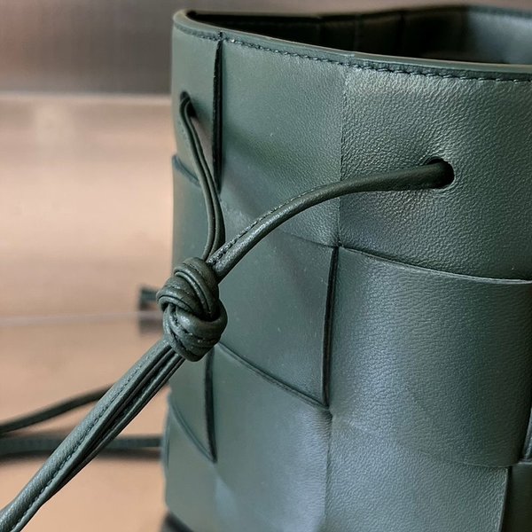 보테가베네타 스몰 카세트 크로스바디 버킷백 [매장가 197만원대]