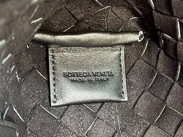 보테가베네타 인트레치아토 슬림 브리프케이스 / 블랙 [매장가480만원대]