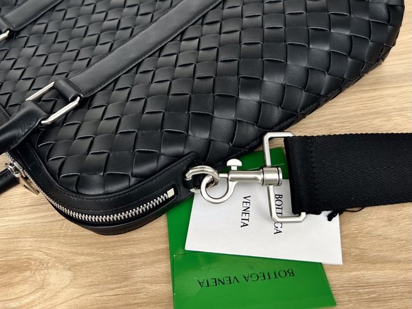 보테가베네타 인트레치아토 슬림 브리프케이스 / 블랙 [매장가480만원대]