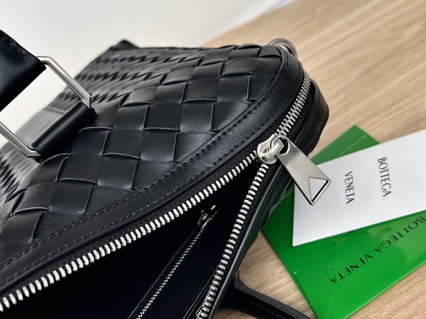 보테가베네타 인트레치아토 슬림 브리프케이스 / 블랙 [매장가480만원대]