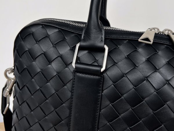 보테가베네타 인트레치아토 슬림 브리프케이스 / 블랙 [매장가480만원대]