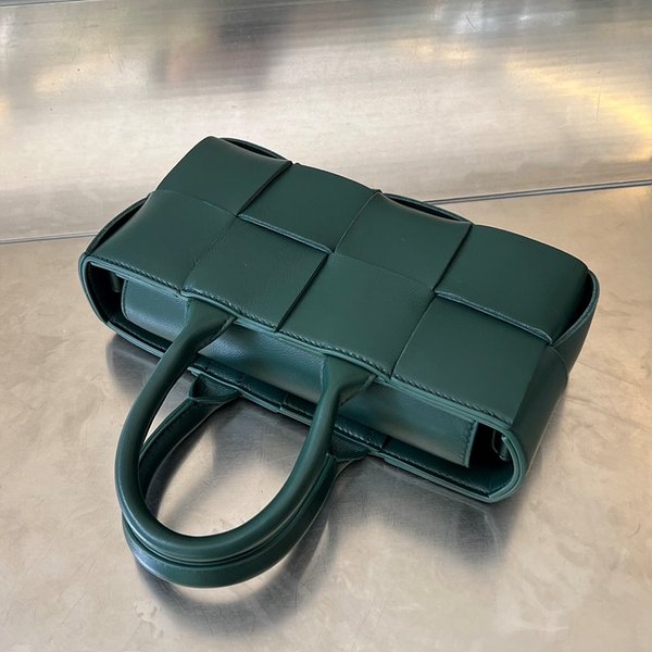 보테가베네타 미니 이스트-웨스트 아르코 토트백 [매장가 347만원대]