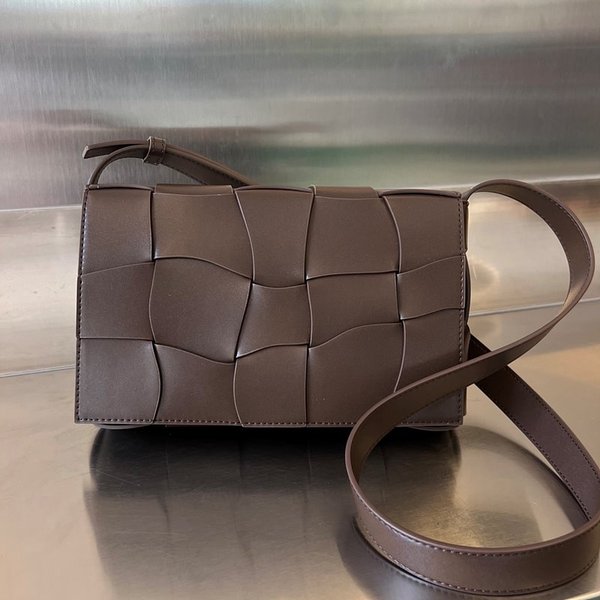 보테가베네타 카세트백 [매장가 399만원대]